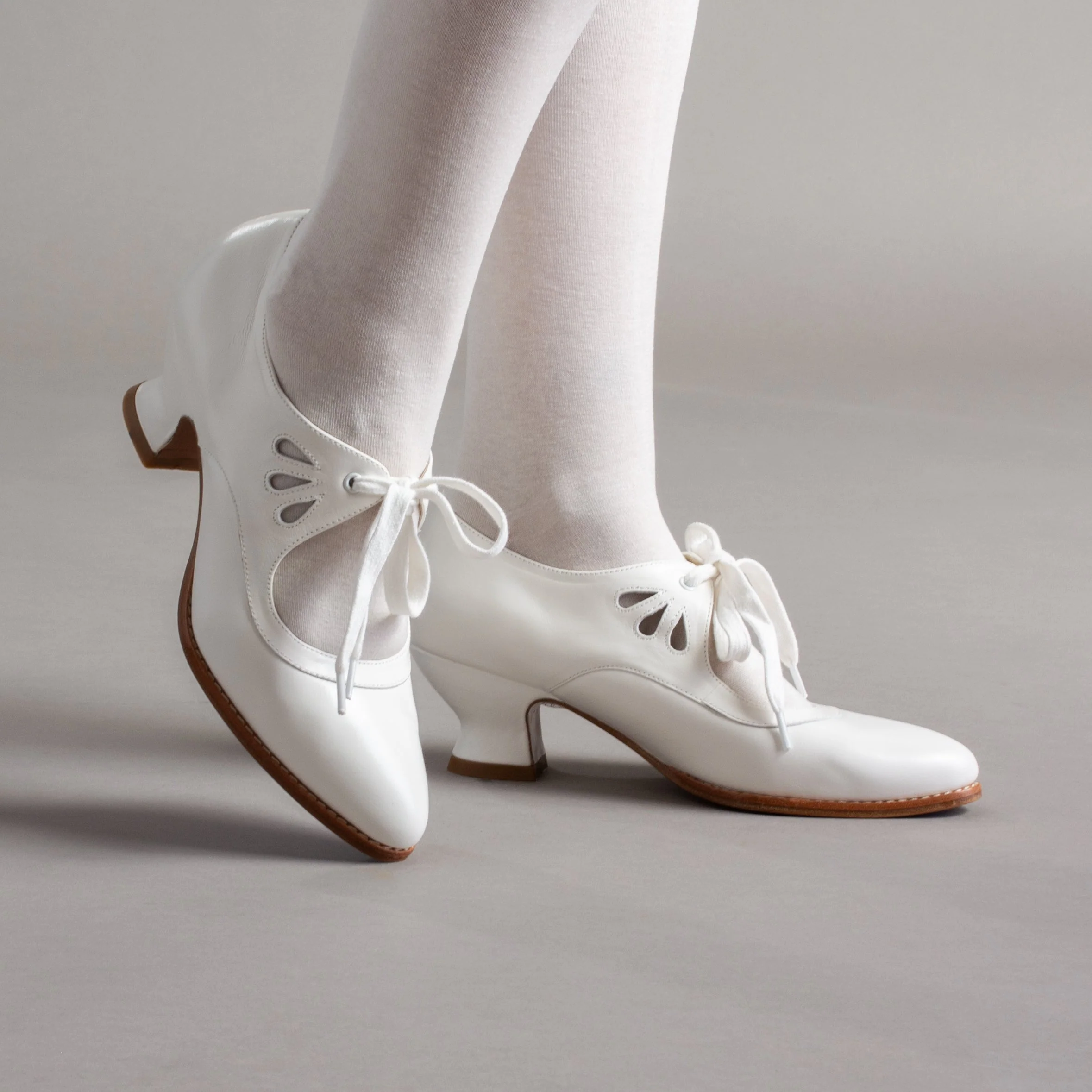 Gibson Edwardian Leather Shoes (Soft Ivory)